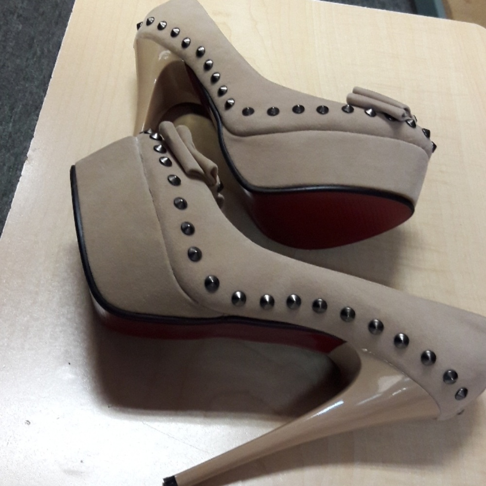 Heels - Picture 2 of 2